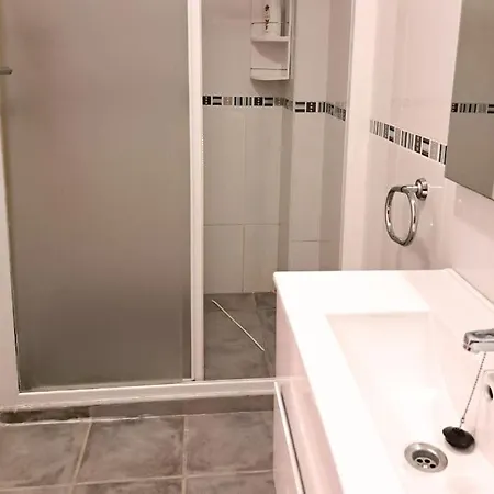 Apartment Miro 5 Pax, 300 M To